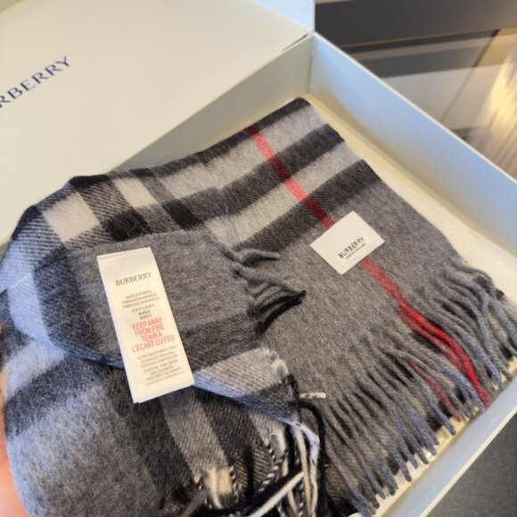 Burberry scarf - Picture 4 of 4